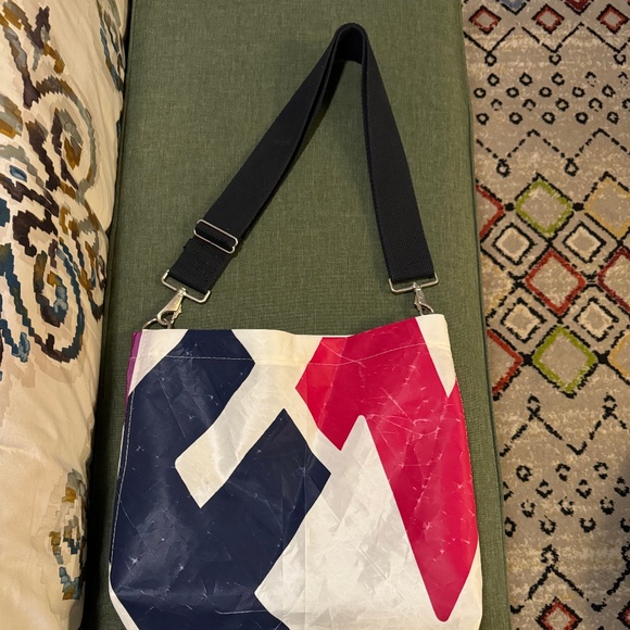 F2 Sail Crossbody Courier Bag - Picture 2 of 10